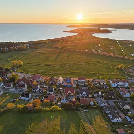 Ferienhaus De niege Wech Wohnung 02 mit Sauna- und Schwimmbadnutzung im AHOI Sellin Thiessow Exterior foto