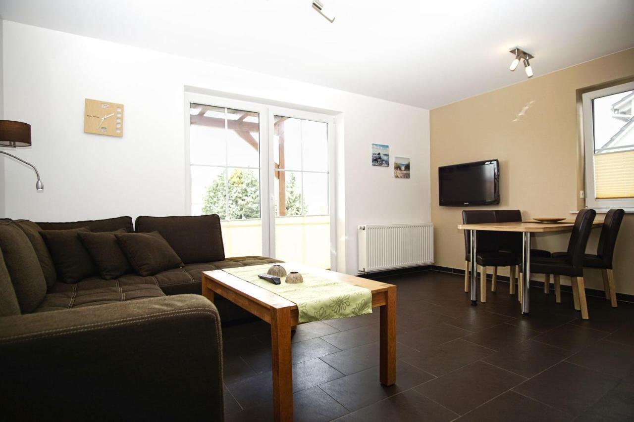 Ferienhaus De niege Wech Wohnung 02 mit Sauna- und Schwimmbadnutzung im AHOI Sellin Thiessow Exterior foto
