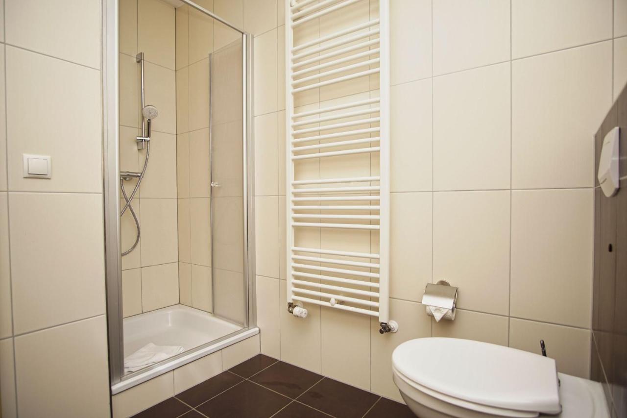 Ferienhaus De niege Wech Wohnung 02 mit Sauna- und Schwimmbadnutzung im AHOI Sellin Thiessow Exterior foto