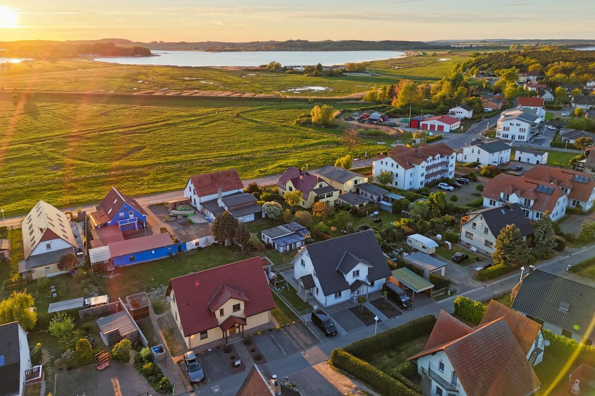 Ferienhaus De niege Wech Wohnung 02 mit Sauna- und Schwimmbadnutzung im AHOI Sellin Thiessow Exterior foto