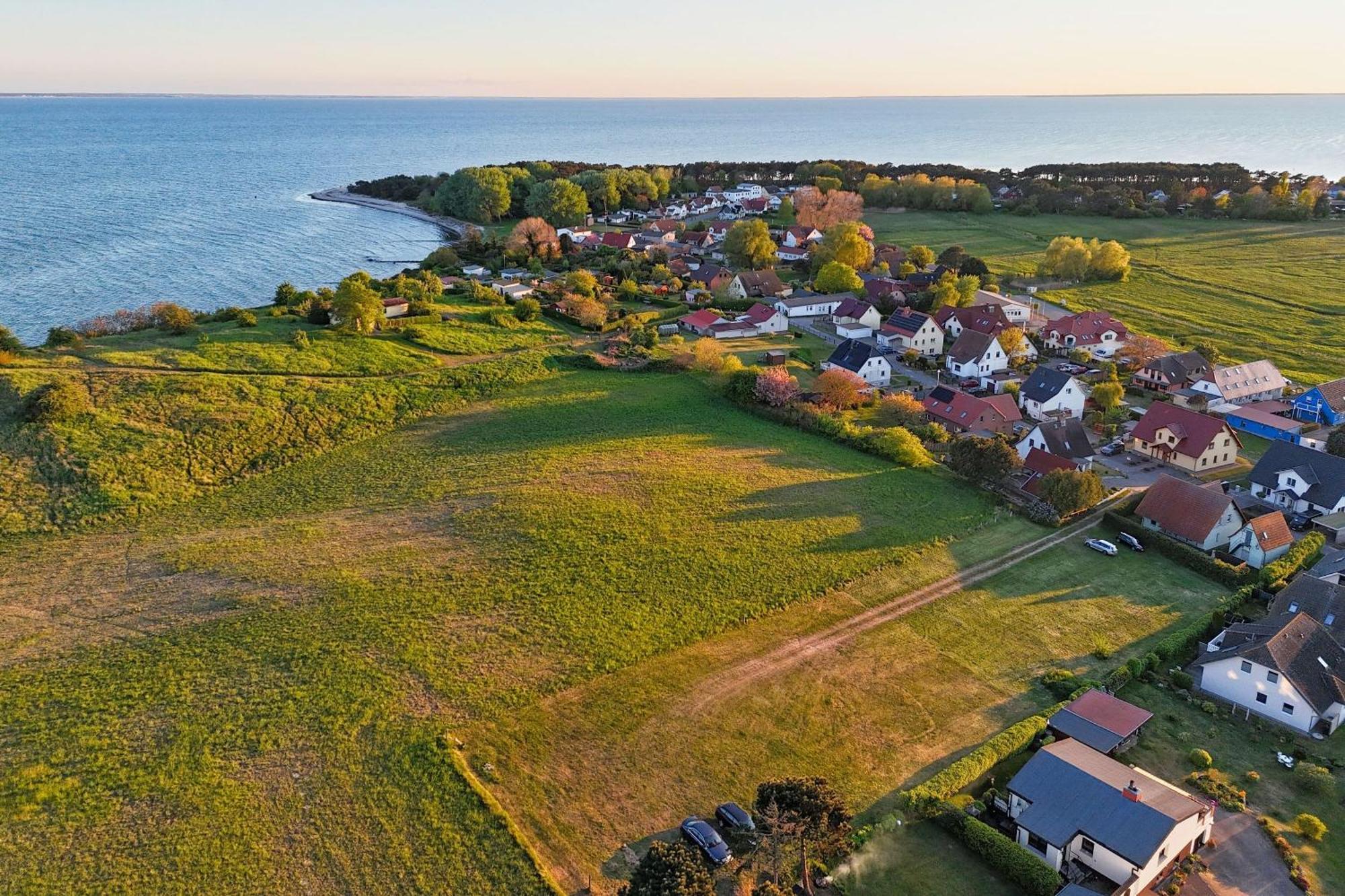 Ferienhaus De niege Wech Wohnung 02 mit Sauna- und Schwimmbadnutzung im AHOI Sellin Thiessow Exterior foto
